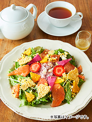 12-ATスモークサーモンとフルーツのサラダちらし+tea縦